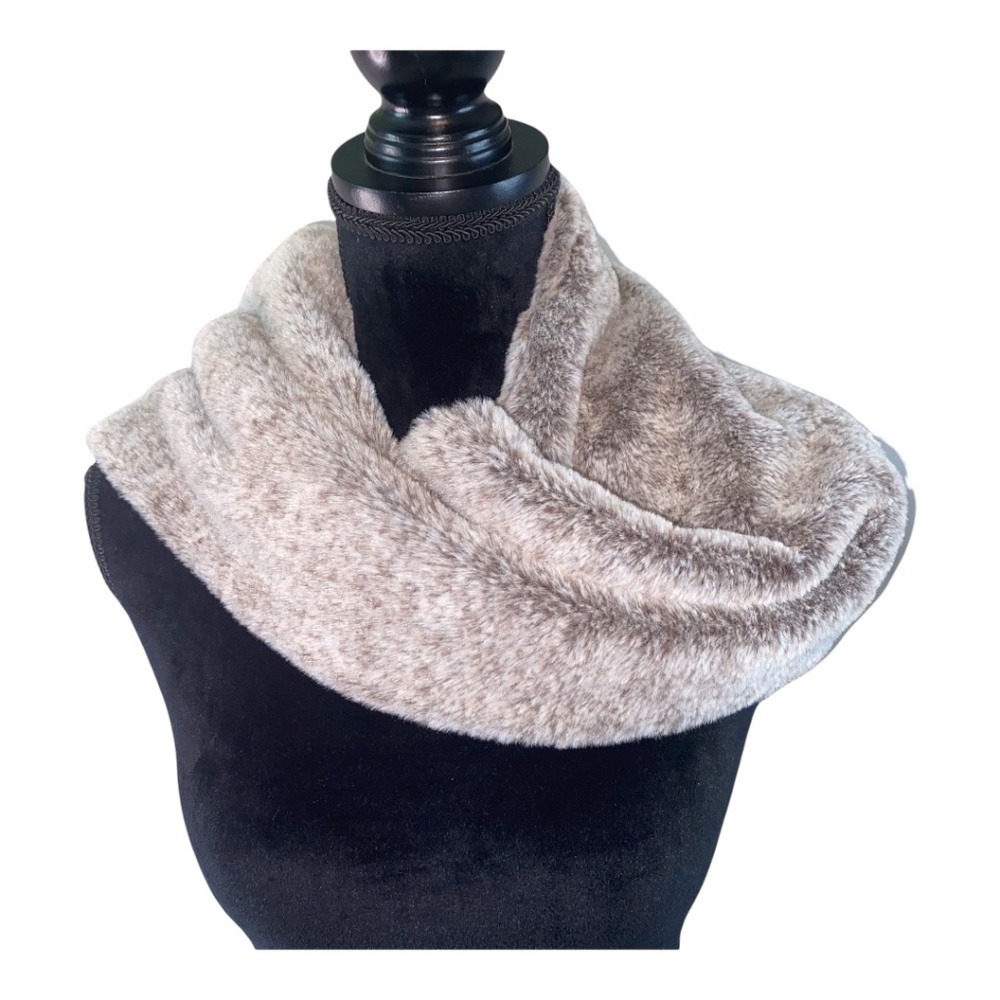 Emanuel Geraldo Womens Faux Fur Infinity Wrap Tan Cream
